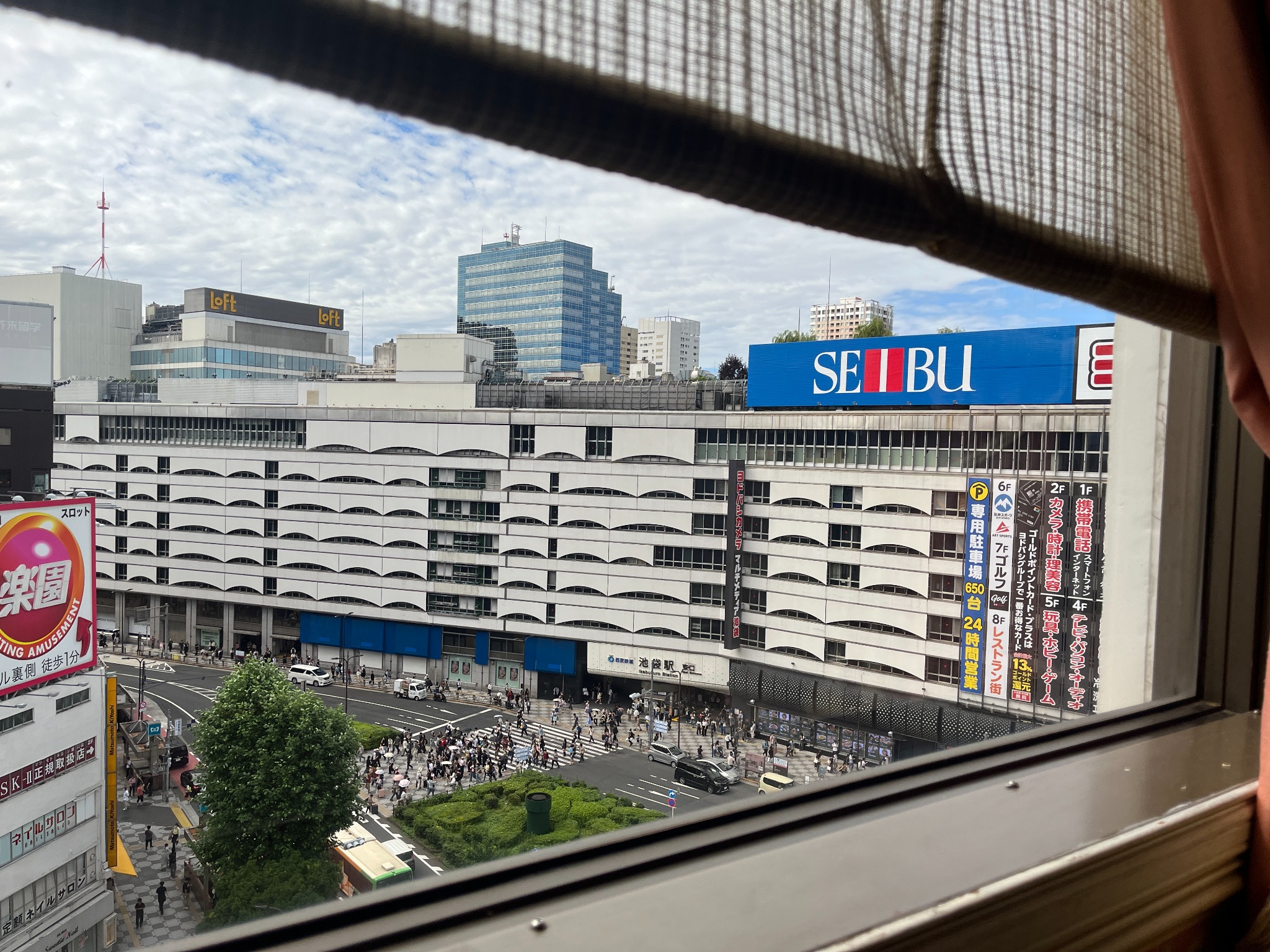 タカセ9階から見た池袋駅東口の景色