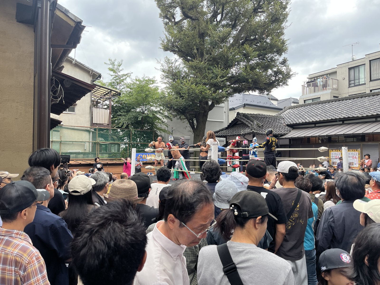 【東長崎】神社にリング出現!?「コンコン通り ザ・プロレス祭り」で夫婦でお祭り気分を満喫!