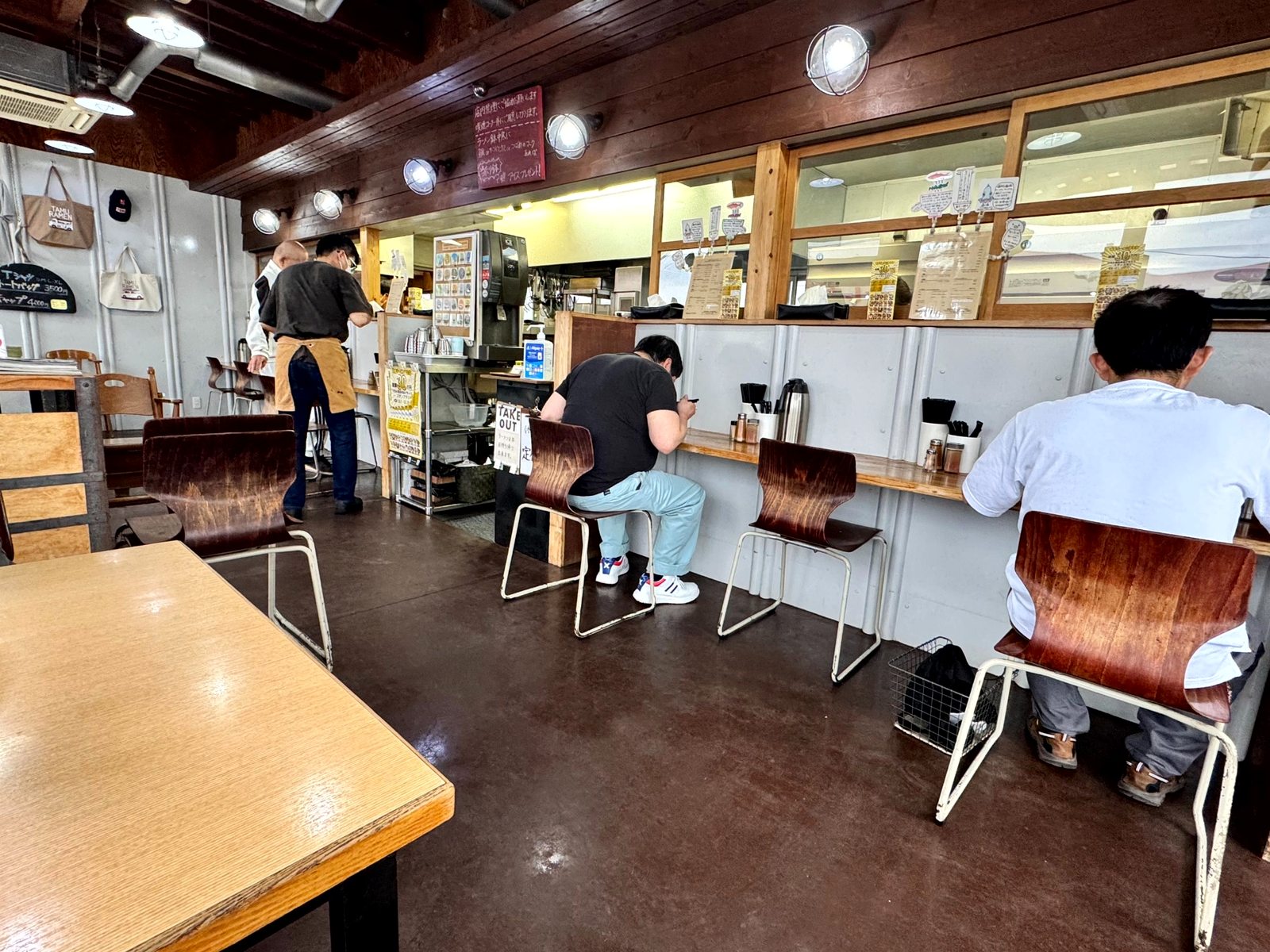 TAMURAMENのカウンターと店内