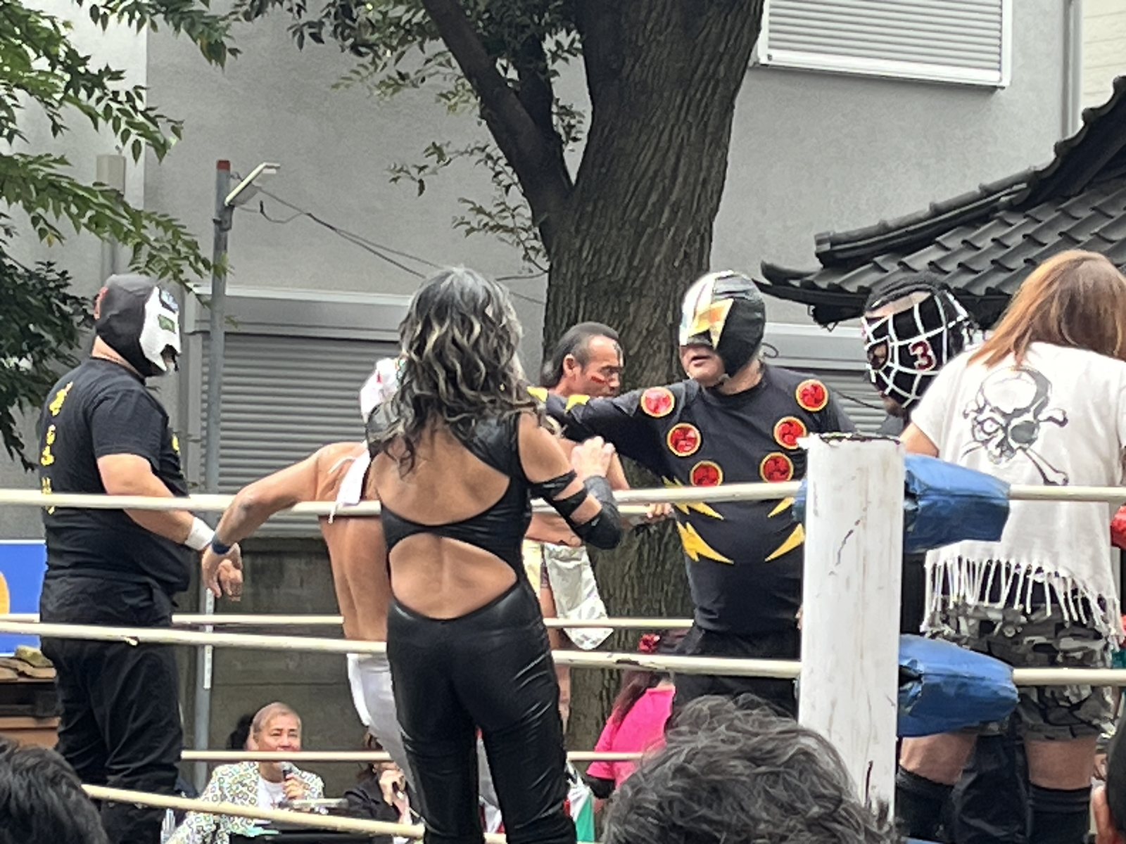 コンコン通りプロレス祭りのリング上の選手たち