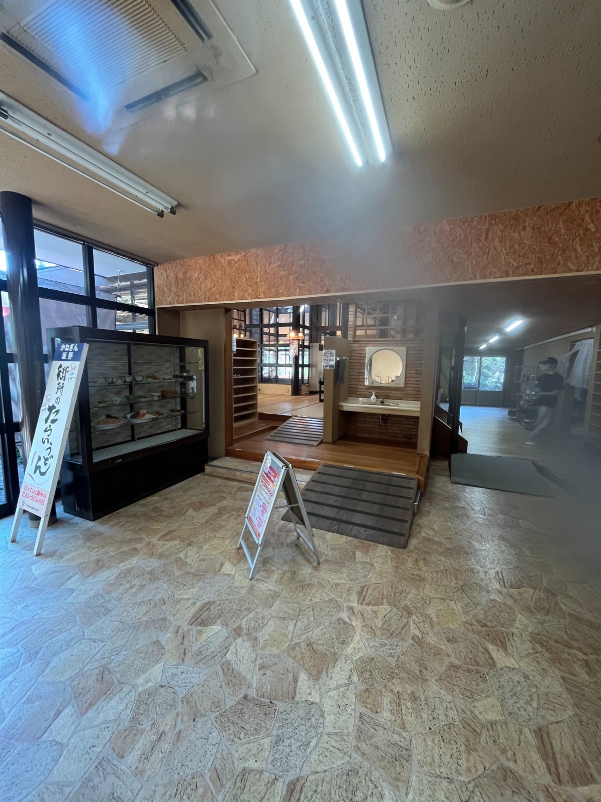かねぎん坂野の広い店内入口