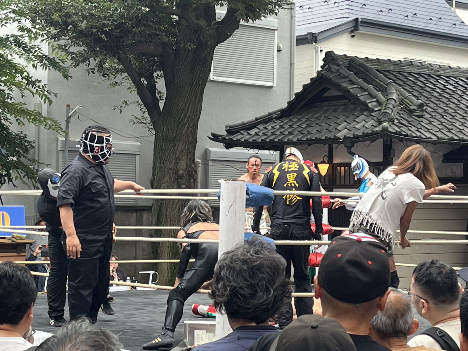 東長崎のプロレス祭りで動くレスラーたち