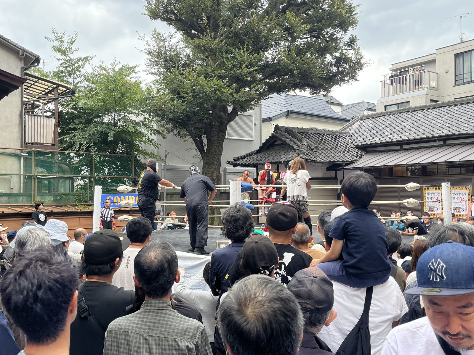 地元の観客が見守るコンコン通りザ・プロレス祭り