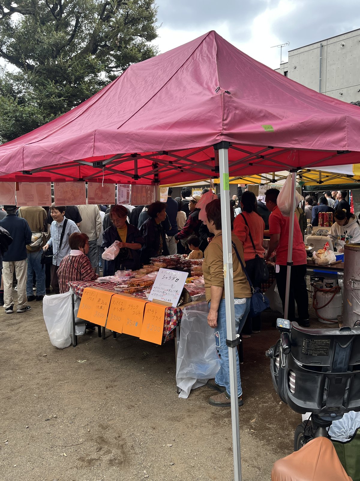 五郎久保稲荷神社の境内に並ぶ飲食の屋台