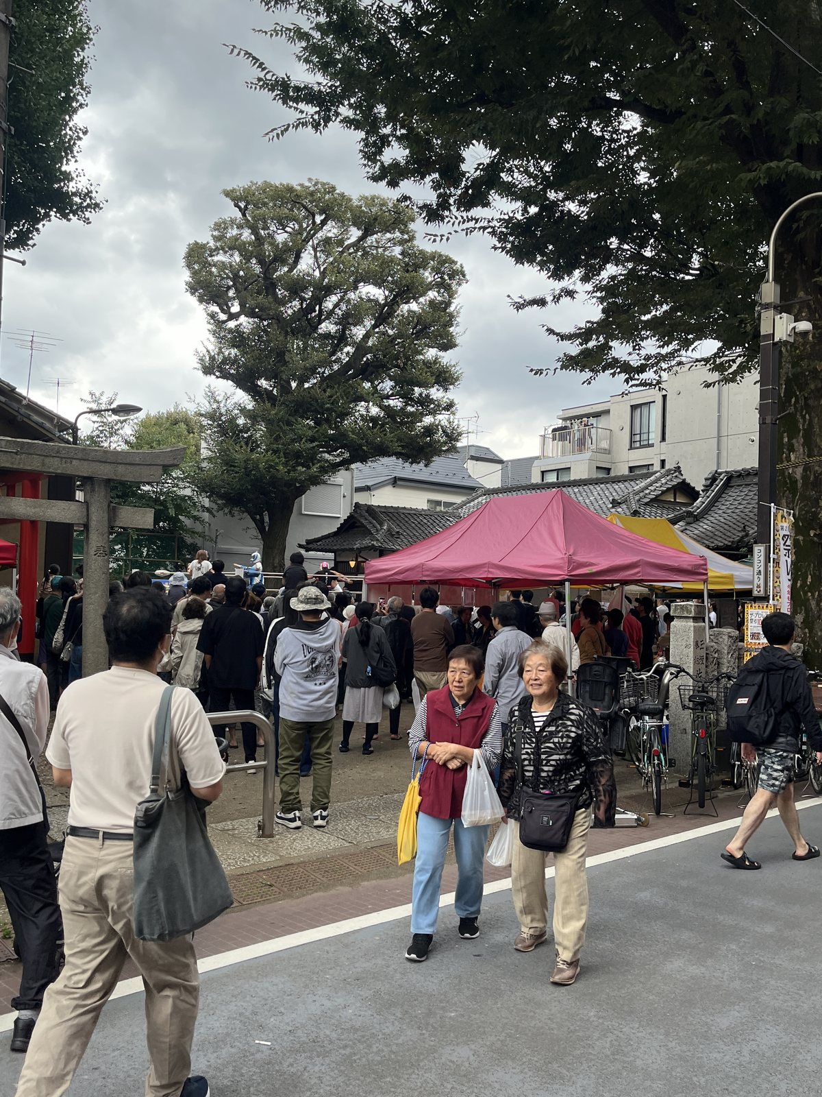 東長崎のプロレス祭りの会場へ向かう来場者