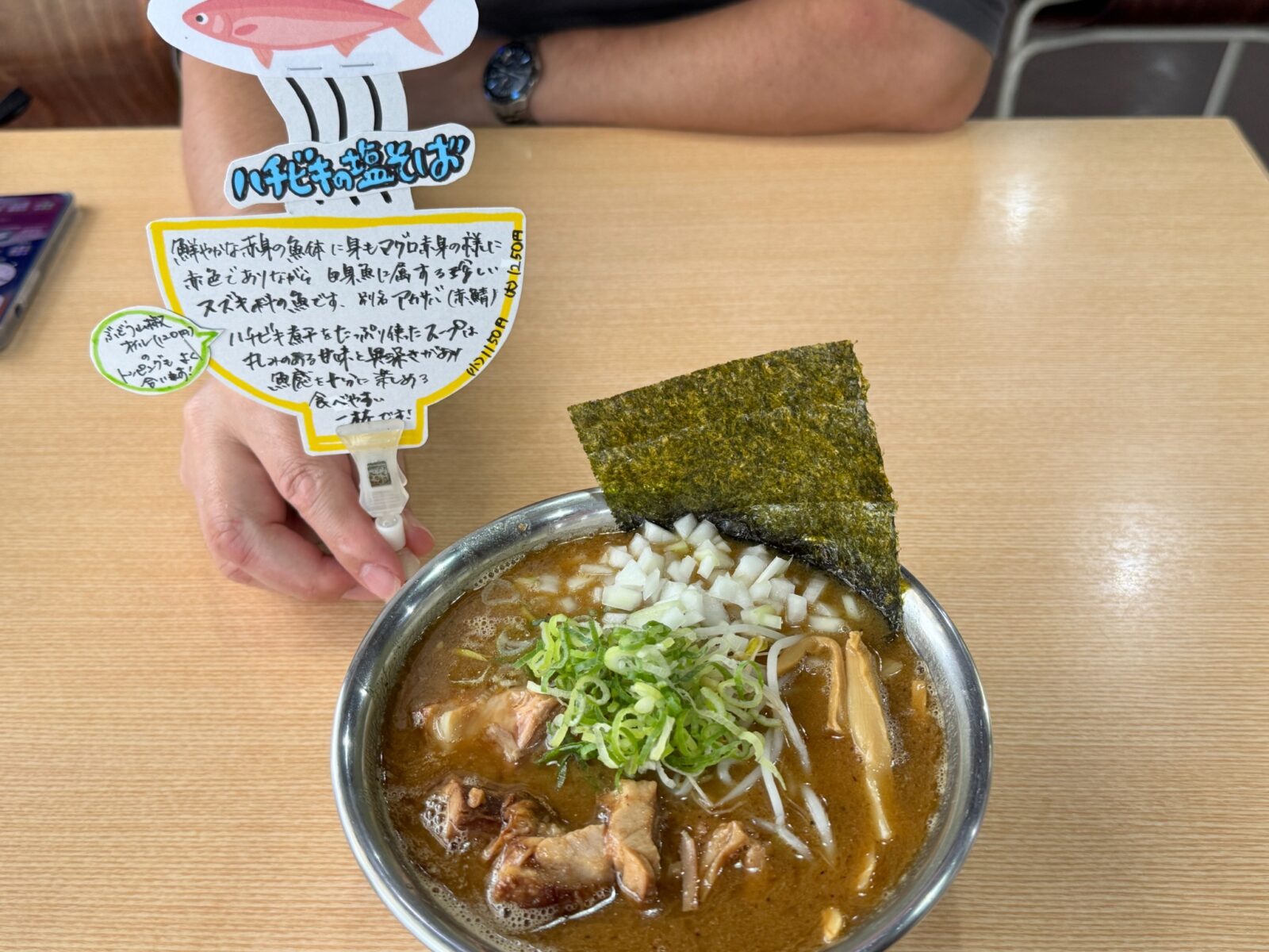 TAMURAMENのハチビキの塩そばと店内POP