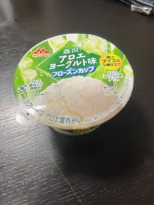 氷とアイスの2層仕立て！「森永アロエヨーグルト味フローズンカップ」【あきのちょい紹介】