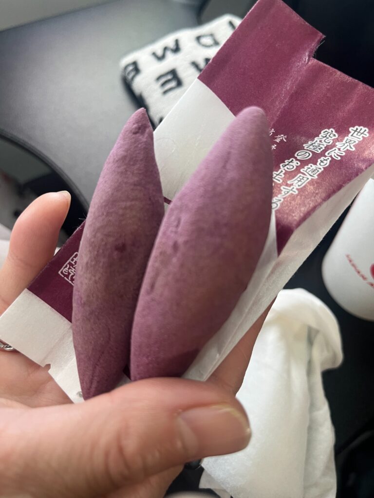徳島土産の鳴門っ娘を手に持ったところ