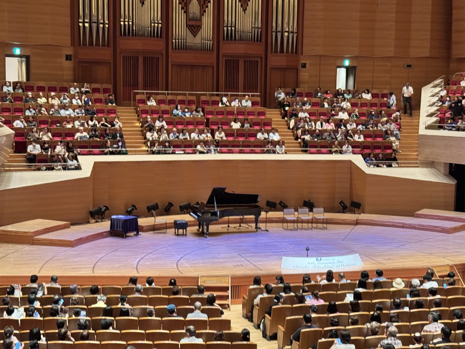 サントリーホール大ホールの開演前ステージ