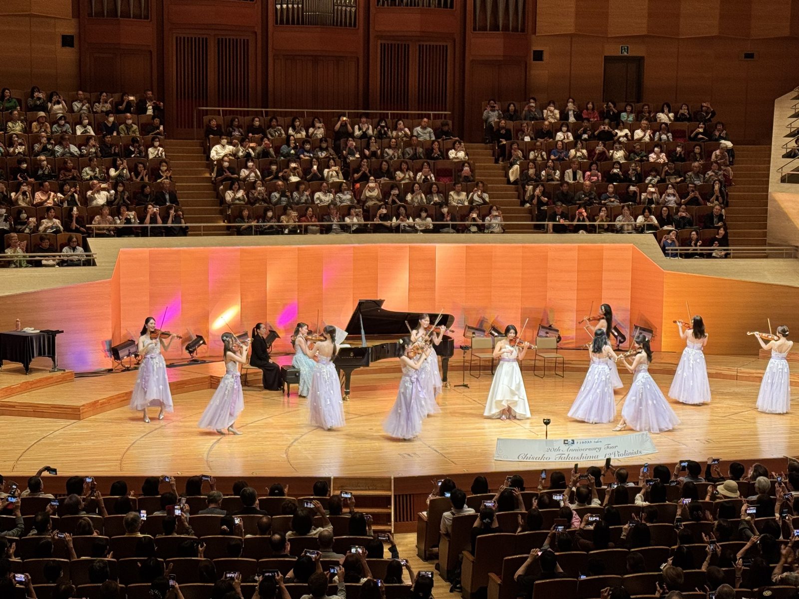 高嶋ちさ子 12人のヴァイオリニスト結成20周年記念コンサートの演奏風景