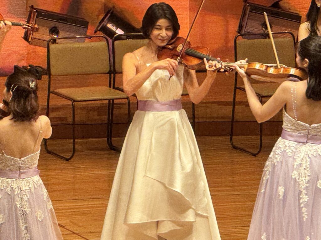 高嶋ちさ子 12人のヴァイオリニスト結成20周年記念コンサートの演奏風景
