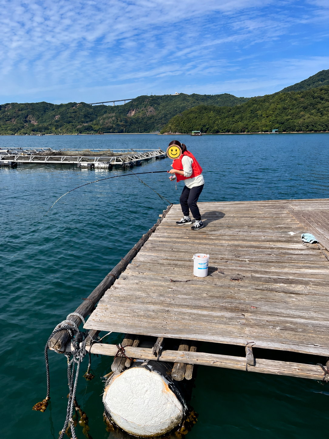 鳴門ウチノ海の筏で釣りをしている様子